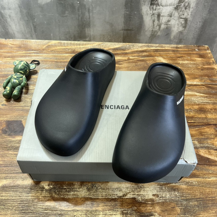 Balenciag* Sandal BS72